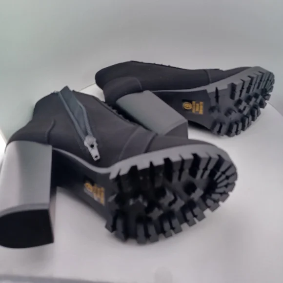 Soda Platform Boots, 4in heel size 6 in heel - Picture 4 of 7